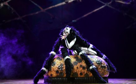 Pająki pełnią ważną rolę w widowisku: pokazują, jak pokonać prawa grawitacji.