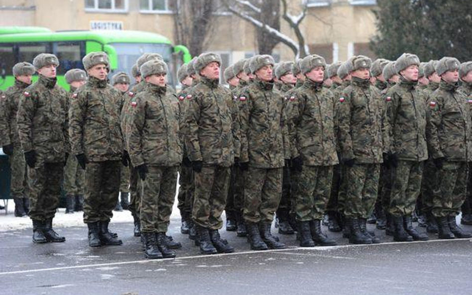 Mniej pieniędzy na mundury