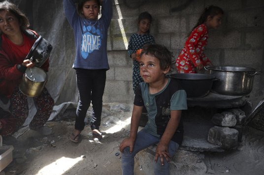 Rafah, Strefa Gazy. Wysiedlone ze swych domów palestyńskie dzieci czekają w kolejce po jedzenie. Fot