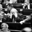 Józef Oleksy obok Tadeusza Iwińskiego w sejmowych ławach, po żłożeniu dymisji ze stanowiska premiera