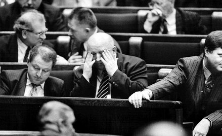 Józef Oleksy obok Tadeusza Iwińskiego w sejmowych ławach, po żłożeniu dymisji ze stanowiska premiera