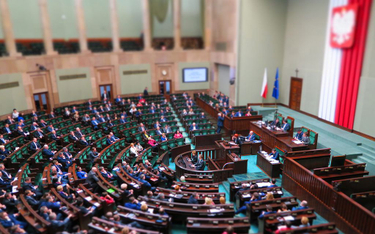 Sondaż: PiS z samodzielną większością w Sejmie