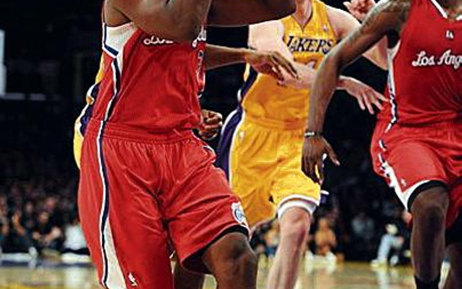 Chris Paul (z piłką) w sparingu z LA Lakers zdobył 17 punktów, miał dziewięć asyst i siedem zbiórek.