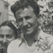 Tadeusz Różewicz (1921-2014) z mamą Stefanią (1895–1957). Zdjęcie z archiwum rodzinnego z okresu woj