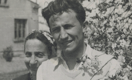 Tadeusz Różewicz (1921-2014) z mamą Stefanią (1895–1957). Zdjęcie z archiwum rodzinnego z okresu woj