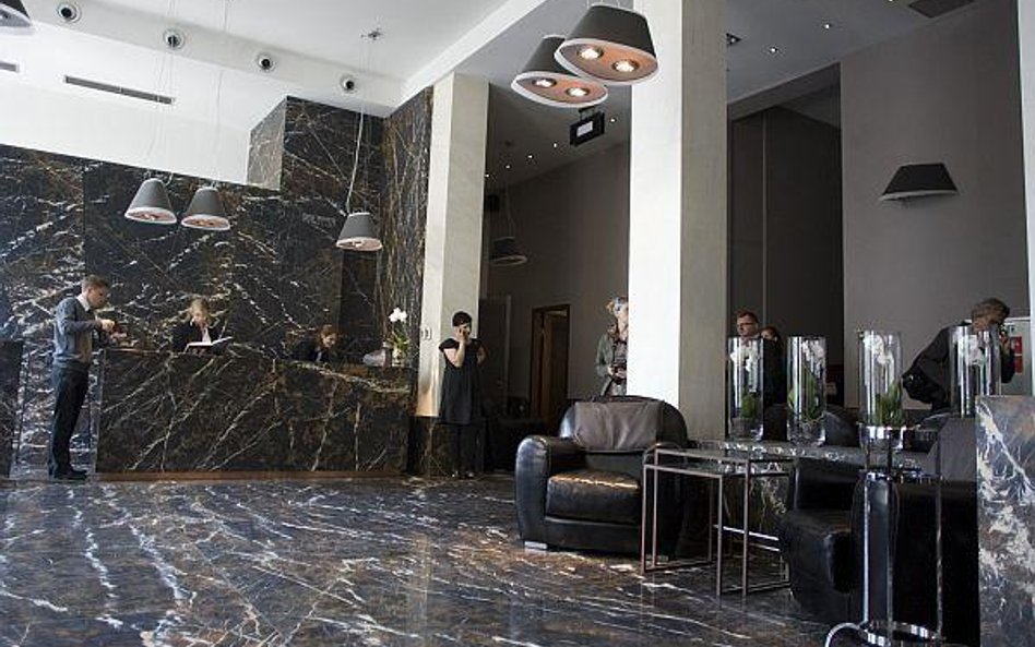 W najdroższych hotelach pohula wiatr