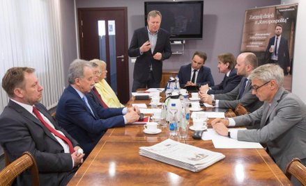 Bogusław Chrabota, redaktor naczelny „Rzeczpospolitej”, otwiera debatę. Od lewej: prof. Jan Majchrow
