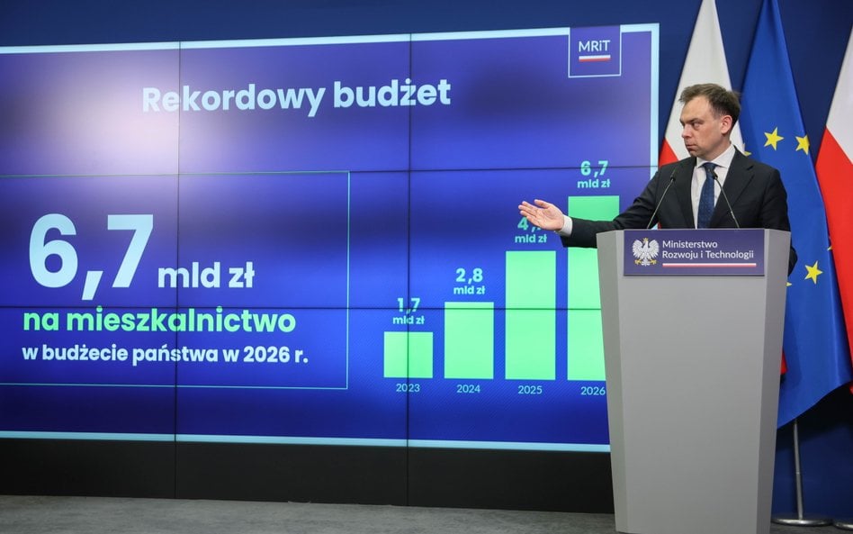 Minister finansów Andrzej Domański podczas konferencji prasowej w siedzibie Ministerstwa Rozwoju i T