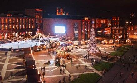 Łódzka Manufaktura w pełnym świątecznym rynsztunku: iluminacje, choinka, lodowisko, jarmark.