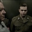 Kadr z filmu „Norymberga”. Od lewej: Russell Crowe jako Hermann Göring, Leo Woodall jako sierż. Howi