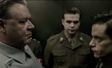 Kadr z filmu „Norymberga”. Od lewej: Russell Crowe jako Hermann Göring, Leo Woodall jako sierż. Howi