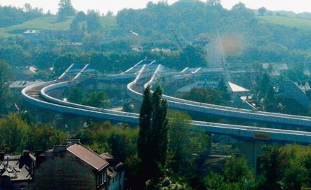 Atutem lokalizacji kompleksu Gremi Business Park jest m.in. kolej miejska, która znajduje się w końc