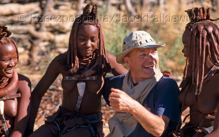 Autor w towarzystwie lokalnych piękności