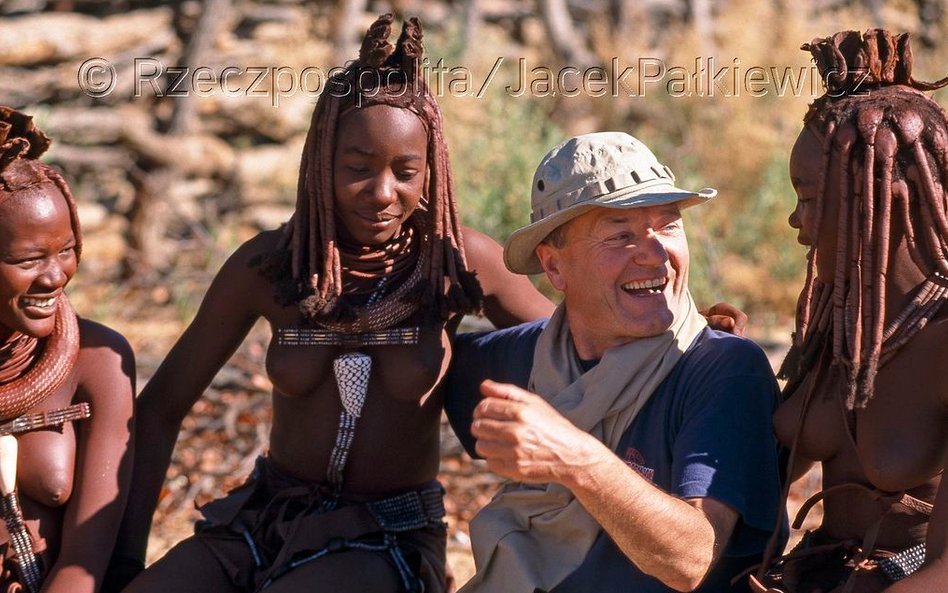 Autor w towarzystwie lokalnych piękności