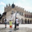 Kurtyna wodna na Rynku Głównym w upalny dzień w Krakowie