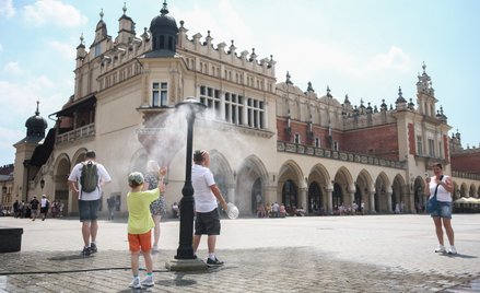 Kurtyna wodna na Rynku Głównym w upalny dzień w Krakowie