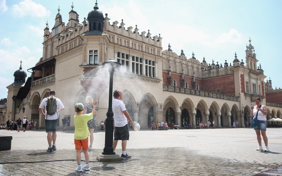 Kurtyna wodna na Rynku Głównym w upalny dzień w Krakowie
