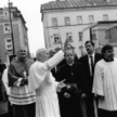 Wywiad szukał kontaktów wśród duchownych z otoczenia Jana Pawła II. Jednym z nich był ks. Ryszard Ka