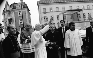 Wywiad szukał kontaktów wśród duchownych z otoczenia Jana Pawła II. Jednym z nich był ks. Ryszard Ka
