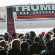 Faworyt republikańskich prawyborów Donald Trump przemawia na lotnisku w Iowa