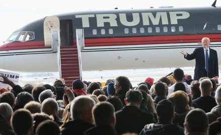 Faworyt republikańskich prawyborów Donald Trump przemawia na lotnisku w Iowa