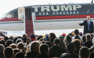 Faworyt republikańskich prawyborów Donald Trump przemawia na lotnisku w Iowa