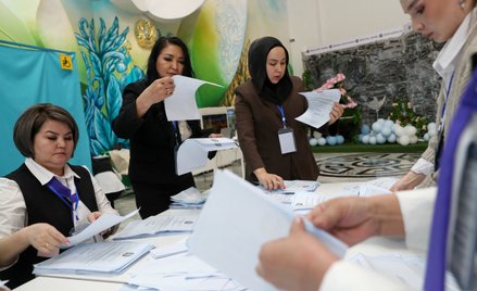 Kazachstan. Liczenie głosów w referendum