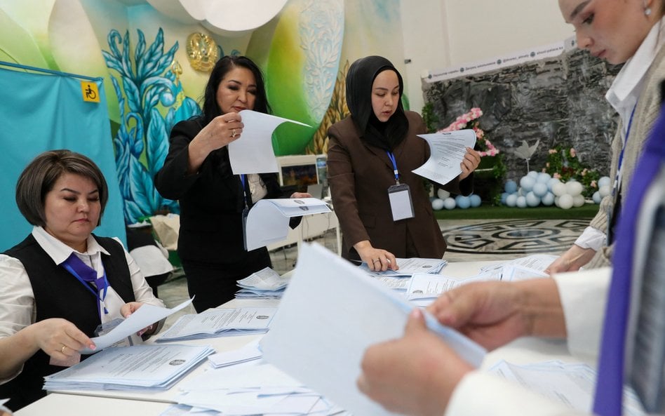 Kazachstan. Liczenie głosów w referendum