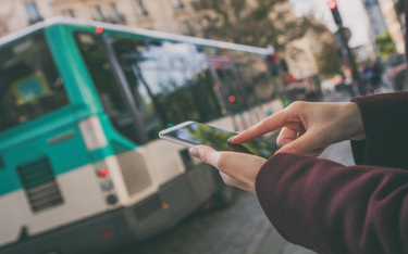 Dzięki udostępnieniu przez miasta lokalizacji GPS autobusów możemy śledzić ich ruch na smartfonie i 