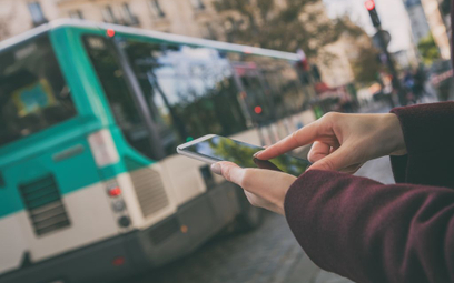 Dzięki udostępnieniu przez miasta lokalizacji GPS autobusów możemy śledzić ich ruch na smartfonie i 