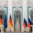 Olaf Scholz (z lewej) próbował wzorem Angeli Merkel stosować wobec Rosji taktykę kija i marchewki. N