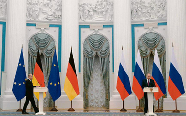 Olaf Scholz (z lewej) próbował wzorem Angeli Merkel stosować wobec Rosji taktykę kija i marchewki. N