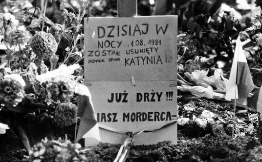 W latach 80. kilkakrotnie próbowano postawić krzyż poświęcony pamięci ofiar Katynia w tzw. Dolince K