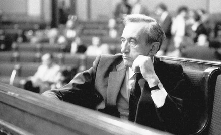 Tadeusz Mazowiecki, pierwszy niekomunistyczny premier (na zdjęciu w Sejmie, 1990 r.)