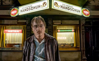 Jonas Dassler jako seryjny morderca Fritz Honka w niemieckim filmie „Złota rękawiczka” Fatiha Akina 