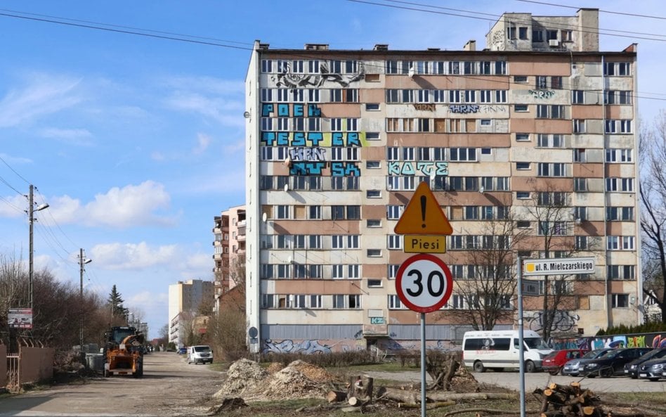 Dziesięciopiętrowy wieżowiec przy ul. Młodej w Kielcach ma zniknąć, a w jego miejscu powstanie nowe 