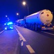Cysterny z paliwem są eskortowane do przejścia granicznego przez policję.