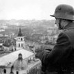 Litewski żołnierz na tle panoramy Wilna. Jesień 1939 r.