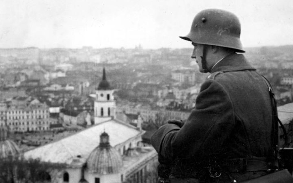 Litewski żołnierz na tle panoramy Wilna. Jesień 1939 r.