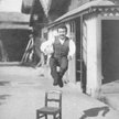 Auguste Lumi?re sfotografowany przez swego brata, 1888. Fotografia była reprodukowana na etykietkach