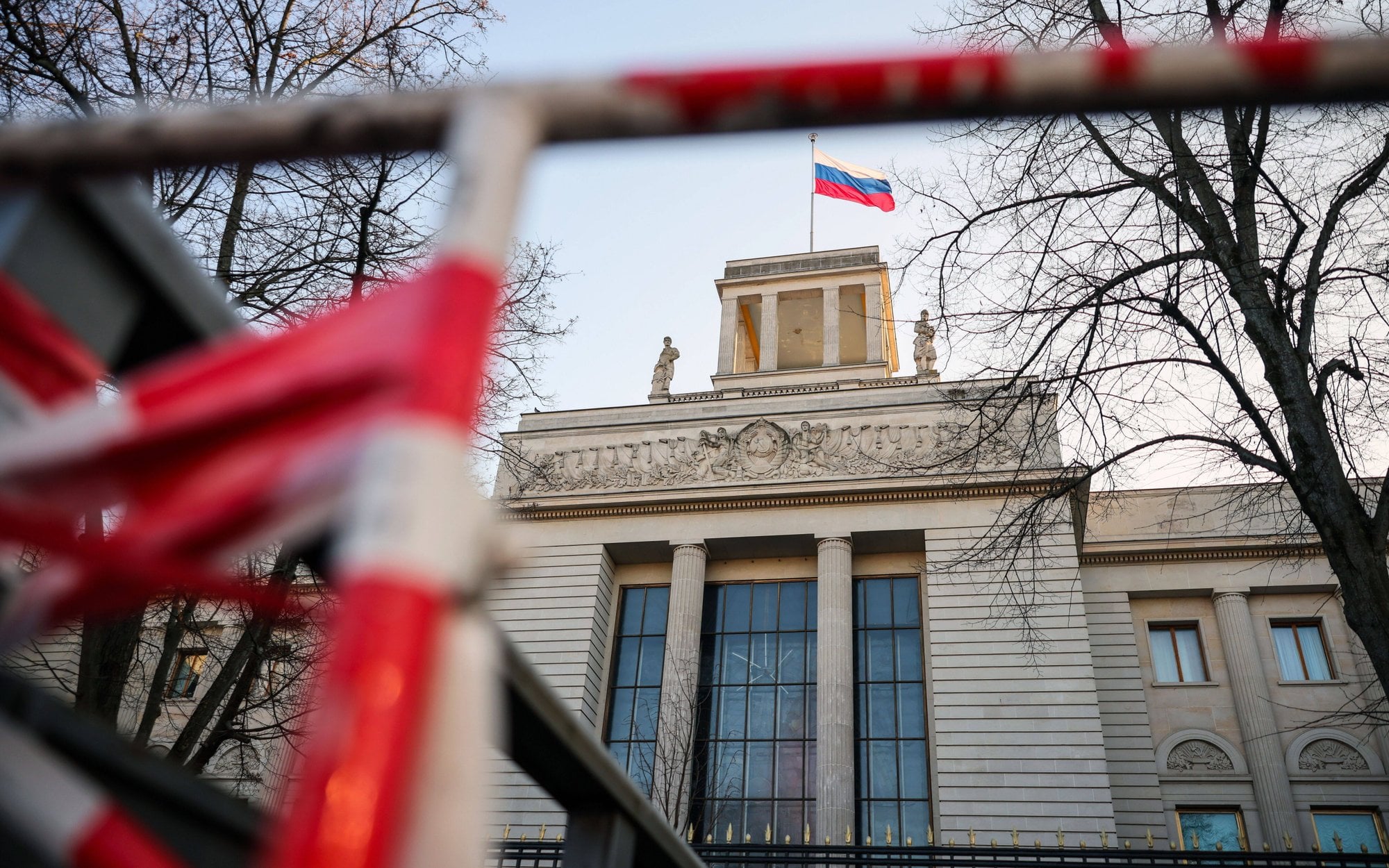 Rosyjski ambasador wezwany do MSZ Niemiec. Powodem ataki i groźby wobec ambasad