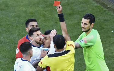 Leo Messi nie wierzy w to co widzi. Ekwadorski sędzia Mario Diaz de Vivar właśnie wyrzuca go z boisk