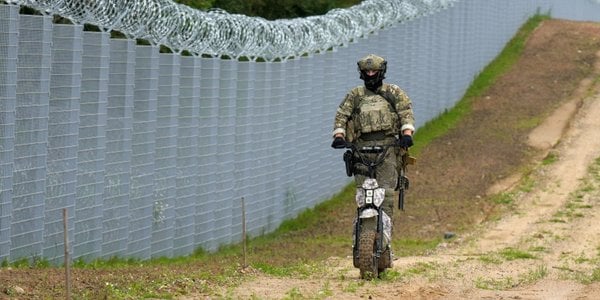 Łukaszenko naciska na Łotwę przed wyborami — migrantami przy granicy