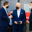 Wizyta prezydenta USA Joe Bidena. Prezydent USA Joe Biden (C), prezydent stolicy Warszawy Rafał Trza