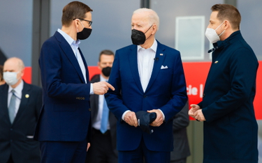 Wizyta prezydenta USA Joe Bidena. Prezydent USA Joe Biden (C), prezydent stolicy Warszawy Rafał Trza