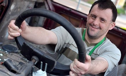 Niepełnosprawni potrzebują pracy i poczucia godności - rozmowa z prof. Piotrem Majcherem