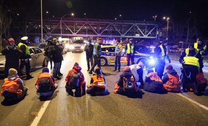 Policja na Wisłostradzie w Warszawie i blokujący trasę protestujący aktywiści z Ostatniego Pokolenia