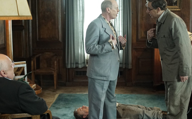 Steve Buscemi (w środku) jako Nikita Chruszczow nad zwłokami Stalina