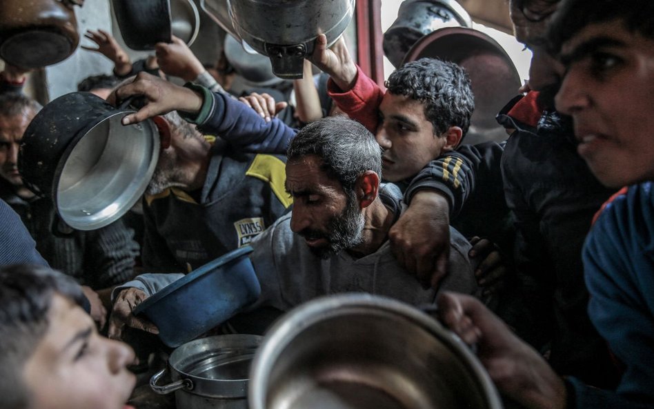 Palestyńczycy w oczekiwaniu na pomoc humanitarną w Bajt Lahija w północnej Strefie Gazy, 26 lutego 2