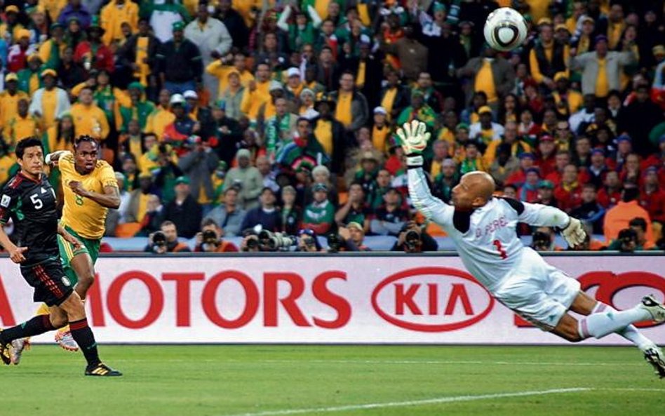 Pierwsza bramka mistrzostw: strzela Siphiwe Tshabalala